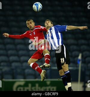 Kevin Phillips (l) di Birmingham City e Lewis Buxton di Sheffield Wednesday combatti per la palla Foto Stock