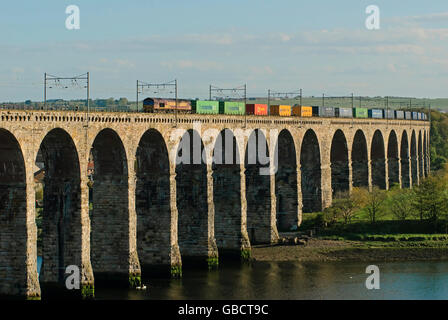 Trasporto merci treno che viaggia oltre il viadotto ferroviario costruito da Robert Stevenson a Berwick-upon-Tweed, England, Regno Unito Foto Stock