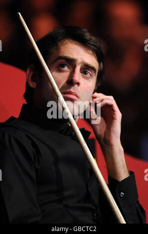 Snooker - Masters 2009 - Day One - Wembley Arena. Ronnie o'Sullivan guarda contro Joe Perry durante i Masters alla Wembley Arena di Londra. Foto Stock