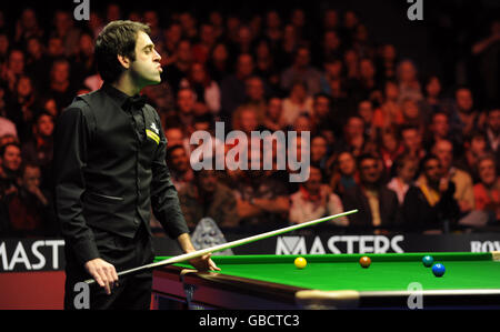 Ronnie o'Sullivan gioca un colpo contro Joe Perry durante i Masters alla Wembley Arena, Londra. Foto Stock