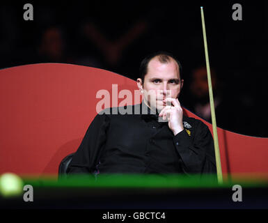 Joe Perry guarda contro Ronnie o'Sullivan durante i Masters alla Wembley Arena, Londra. Foto Stock