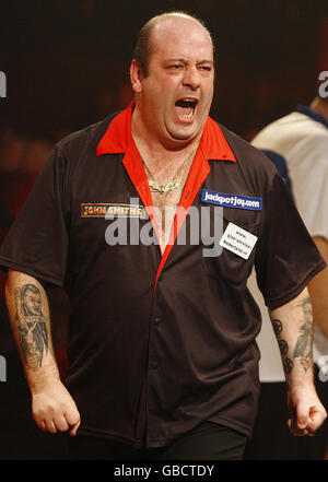 Darts - Lakeside BDO World Professional Darts Championship - Final - Lakeside Complex. Ted Hankey, in Inghilterra, celebra contro Tony o'Shea durante la finale del World Darts Championship a Frimley Green, Surrey. Foto Stock