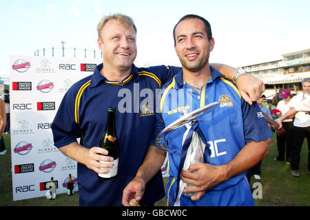 Cricket - National Cricket League - Divisione uno - Surrey Lions / Leicestershire Foxes. Il capitano di Surrey Adam Hollioake (r) e Keith Medlycott con il Trofeo della BCE National League e la Twenty Twenty Cup Foto Stock