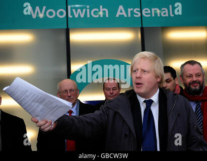 Il Sindaco di Londra Boris Johnson apre la nuova estensione DLR alla stazione Woolwich Arsenal di Londra. Foto Stock