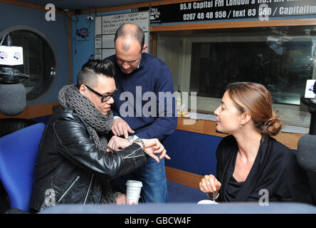 GOK WAN (L) con i presentatori radio, Johnny Vaughan e Lisa Snowdon, in programma per la Capital radio Breakfast, a Londra. Foto Stock