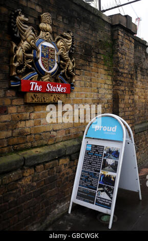 London Stock. Un cartello per le orgogliose Gallerie fuori dal mercato Stables a Camden Town, a nord di Londra. Foto Stock