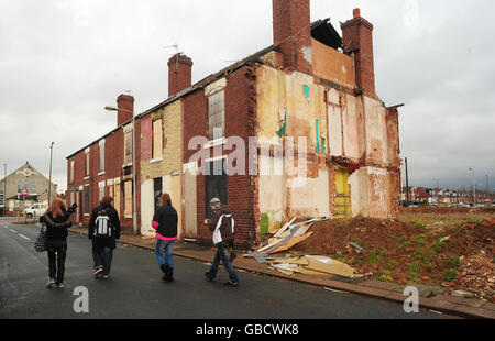 Una vista generale che mostra un gruppo di giovani che camminano lungo una strada di case a bordo a Doncaster, South Yorkshire oggi. I ministri hanno ordinato un'indagine approfondita sul dipartimento dei servizi per l'infanzia del consiglio, tra le preoccupazioni circa la morte di sette giovani nella zona. Foto Stock