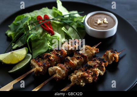 Pollo saté o Sate Ayam - Malaysian famoso cibo. Saté, moderno indonesiana e malese di ortografia sate, è un piatto di agguerriti, Foto Stock