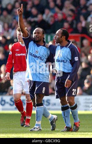 Patrick Suffo (l) di Coventry City celebra il punteggio con il compagno di squadra Julian Joachim (r) Foto Stock