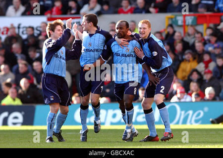 Patrick Suffo (c) di Coventry City celebra il suo obiettivo con i compagni di squadra Andrew Whing (r) e Bjarni Gudjonsson (l) Foto Stock