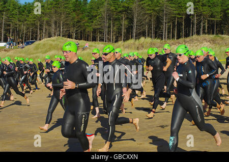 I concorrenti, Anglesey Sandman Triathlon, il Galles del Nord, Foto Stock