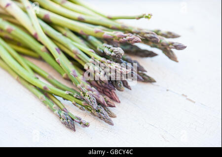 Freschi asparagi organico su un tagliere di legno Foto Stock