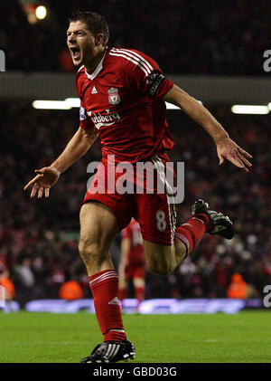 Steven Gerrard di Liverpool festeggia il traguardo di apertura durante la partita Barclays Premier League ad Anfield, Liverpool. Foto Stock