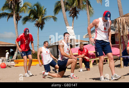 Inglese Kevin Pietersen, Steve Harmison (seconda a sinistra) Stuart Broad (sinistra) Ian Bell (seconda a destra) e James Anderson durante una sessione di allenamento a Timothy Beach a St Kitts. Foto Stock