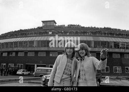 Musica - Davide e Andy Williams - Aeroporto di Heathrow - Londra - 1973 Foto Stock