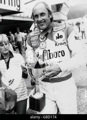 MotorRacing - Serie Procar. Hans-Joachim Stuck festeggia con il trofeo dopo la sua vittoria nella Procar Series 1980 Foto Stock