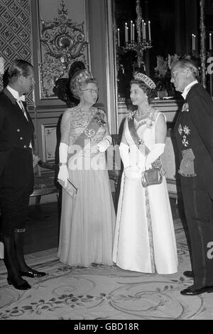 La regina Elisabetta II, il duca di Edimburgo, la regina Giuliana dei Paesi Bassi e il principe Bernhard che sta per ricevere gli ospiti al banchetto di Stato nella St George's Hall. Foto Stock