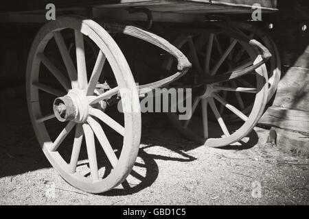 Frammento di un vecchio carrello di legno, foto in bianco e nero Foto Stock