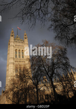 Le nubi della tempesta si radunano sul Palazzo di Westminster, mentre le cifre oggi rivelano che il Regno Unito è ufficialmente in recessione. L'economia ha visto la sua peggiore performance di produzione dal 1980 negli ultimi tre mesi del 2008. Foto Stock