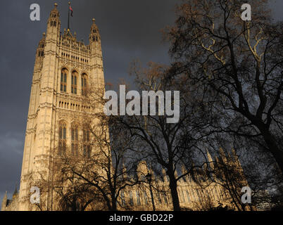 Le nubi della tempesta si radunano sul Palazzo di Westminster, mentre le cifre oggi rivelano che il Regno Unito è ufficialmente in recessione. L'economia ha visto la sua peggiore performance di produzione dal 1980 negli ultimi tre mesi del 2008. Foto Stock