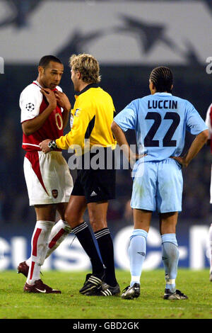 Calcio - UEFA Champions League - secondo turno - prima tappa - Celta Vigo v Arsenal. Thierry Henry (l) di Arsenal suppone la sua innocenza all'arbitro Anders Frisk mentre Peter Luccin (r) di Celta Vigo guarda avanti Foto Stock