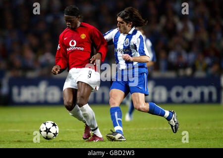 Calcio - UEFA Champions League - secondo turno - prima tappa - FC Porto / Manchester United. Louis Saha (l) del Manchester United protegge la palla dal Pedro Mendes del FC Porto Foto Stock