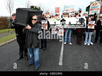 I pubblicani provenienti da tutto il Regno Unito protestano al di fuori del quartier generale di Enterprise Inns vicino a Solihull. Foto Stock