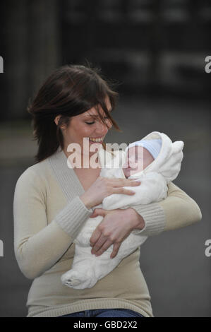 Cordelia Nolan, 25 anni, con il suo bambino Emrys di 12 settimane a Bristol, dopo che la signora Nolan ha salvato la vita del suo bambino quattro volte in 10 minuti, come i paramedici ha parlato con lei attraverso la procedura al telefono. Foto Stock