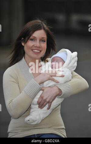 Cordelia Nolan, 25 anni, con il suo bambino Emrys di 12 settimane a Bristol, dopo che la signora Nolan ha salvato la vita del suo bambino quattro volte in 10 minuti, come i paramedici ha parlato con lei attraverso la procedura al telefono. Foto Stock