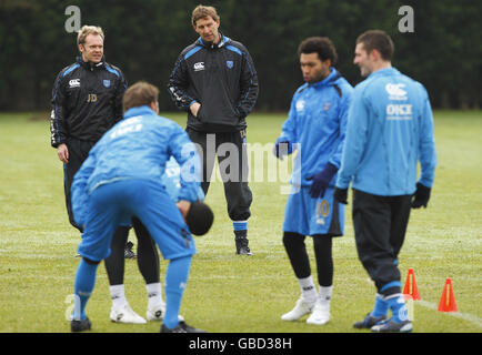 Tony Adams (centro), manager di Portsmouth, si occupa durante la sessione di allenamento all'Eastleigh Training Ground di Portsmouth. Foto Stock