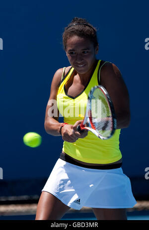 Heather Watson della Gran Bretagna in azione contro Silvia Njiric della Croazia durante l'Australian Open 2009 a Melbourne Park, Melbourne, Australia. Foto Stock