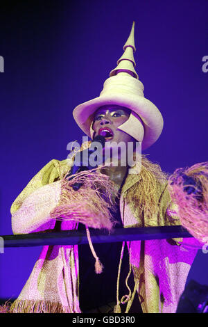 Grace Jones in concerto - Londra. Grace Jones si esibisce sul palco presso la Roundhouse nel nord di Londra. Foto Stock