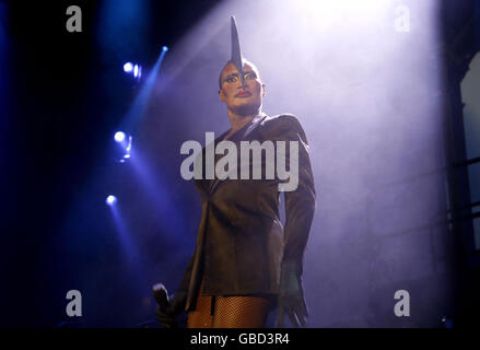 Grace Jones in concerto - Londra. Grace Jones si esibisce sul palco presso la Roundhouse nel nord di Londra. Foto Stock