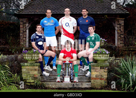 Il capitano del Galles Ryan Jones (al centro) detiene il Trofeo RBS Six Nations come lui e i compagni capitani Mike Blair di Scozia (davanti a sinistra), Sergio Parisse d'Italia (in alto a sinistra) Steve Borthwick d'Inghilterra (dietro), Lionel Nallet di Francia (in alto a destra) E Brian o'Driscoll d'Irlanda posa per una fotografia durante il lancio di RBS Six Nations Media all'Hurlingham Club, Londra. Foto Stock