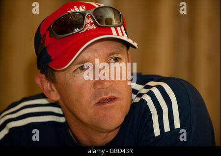 L'allenatore inglese Andy Flower parla con i media durante una conferenza stampa al team inglese Hotel a St Kitts. Foto Stock