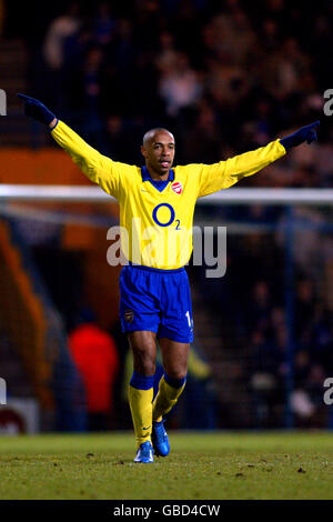 Calcio - AXA fa Cup - quarto finale - Portsmouth v Arsenal. Thierry Henry dell'Arsenal celebra il suo secondo obiettivo Foto Stock