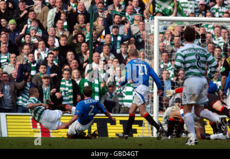 Henrik Larsson (l) di Celtic segna il gol vincente contro i Rangers Foto Stock