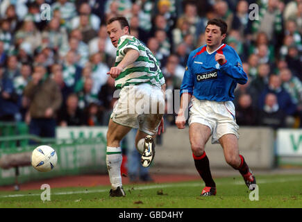 Calcio - Tennents Scottish Cup - quarto finale - Celtic v Rangers. Joos Valgaeren di Celtic e Shota Arveladze di Rangers Foto Stock