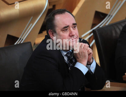Dibattito sul bilancio scozzese. Il primo ministro scozzese Alex Salmond si occupa del dibattito sul bilancio al parlamento scozzese di Edimburgo. Foto Stock