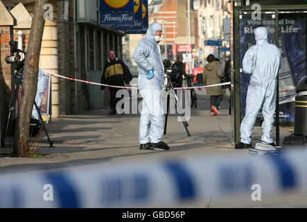 Ufficiali di Forensics sul luogo di un omicidio su London Road a West Croydon, a sud di Londra, dopo che un uomo di 26 anni è stato fatalmente pugnalato a Croydon, a sud di Londra, poco dopo le 18:15 la notte scorsa, mentre viaggiava con la sua figlia di tre anni in ospedale dove sua moglie aveva dato le ore di nascita prima. Foto Stock