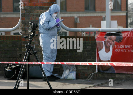 Ufficiali di Forensics sul luogo di un omicidio su London Road a West Croydon, a sud di Londra, dopo che un uomo di 26 anni è stato fatalmente pugnalato a Croydon, a sud di Londra, poco dopo le 18:15 la notte scorsa, mentre viaggiava con la sua figlia di tre anni in ospedale dove sua moglie aveva dato le ore di nascita prima. Foto Stock