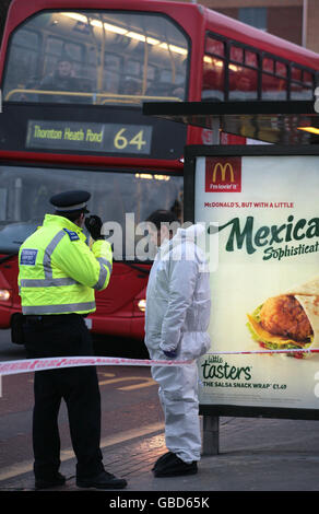 Ufficiali Forensics su London Road, a ovest di Croydon, a sud di Londra, dopo che un uomo di 26 anni è stato assassinato poco dopo le 18.00 la notte scorsa mentre viaggiava con la sua figlia di tre anni in ospedale dove sua moglie aveva dato le ore di nascita prima. Foto Stock