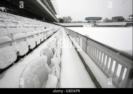 La neve pesante copre il campo da cricket di Lord nel nord di Londra, mentre le condizioni della verruca colpiscono la maggior parte del Regno Unito. Foto Stock