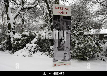 Tempo invernale. La neve pesante copre il Lord's Cricket Ground nel nord di Londra, mentre le condizioni di vineria colpiscono la maggior parte del Regno Unito. Foto Stock