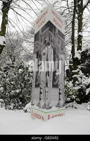 La neve pesante copre il campo da cricket di Lord nel nord di Londra, mentre le condizioni della verruca colpiscono la maggior parte del Regno Unito. Foto Stock