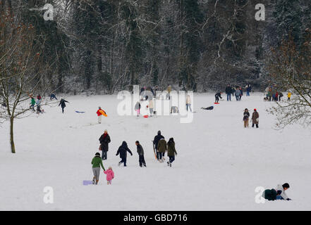 La gente apprezza la neve a Harrow-on-the-Hill, Middlesex dopo una forte nevicata nel Regno Unito. Foto Stock