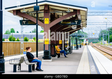Motala, Svezia - 21 Giugno 2016: la piattaforma alla stazione ferroviaria della città. La Vera Vita in città. Foto Stock