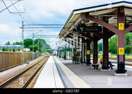 Motala, Svezia - 21 Giugno 2016: la piattaforma alla stazione ferroviaria della città. La Vera Vita in città. Foto Stock