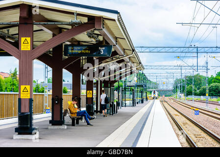 Motala, Svezia - 21 Giugno 2016: la piattaforma alla stazione ferroviaria della città. La Vera Vita in città. Foto Stock