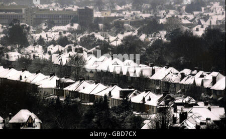 Tetti ricoperti di neve a Harrow-on-the-Hill, Middlesex dopo una forte nevicata nel Regno Unito. Foto Stock